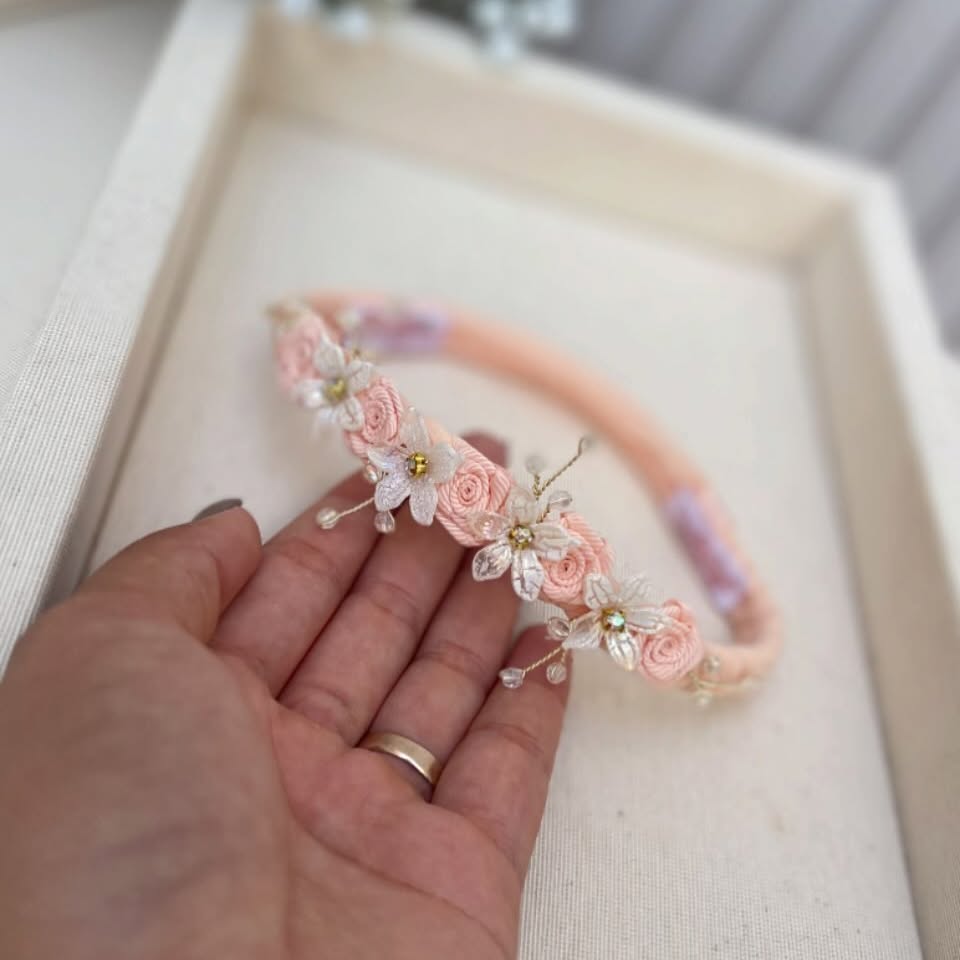 Tiara rosa claro com flores e detalhes dourados