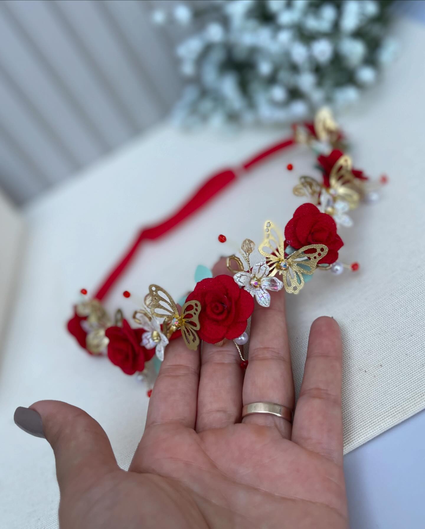 Tiara vermelha com rosas e borboletas douradas