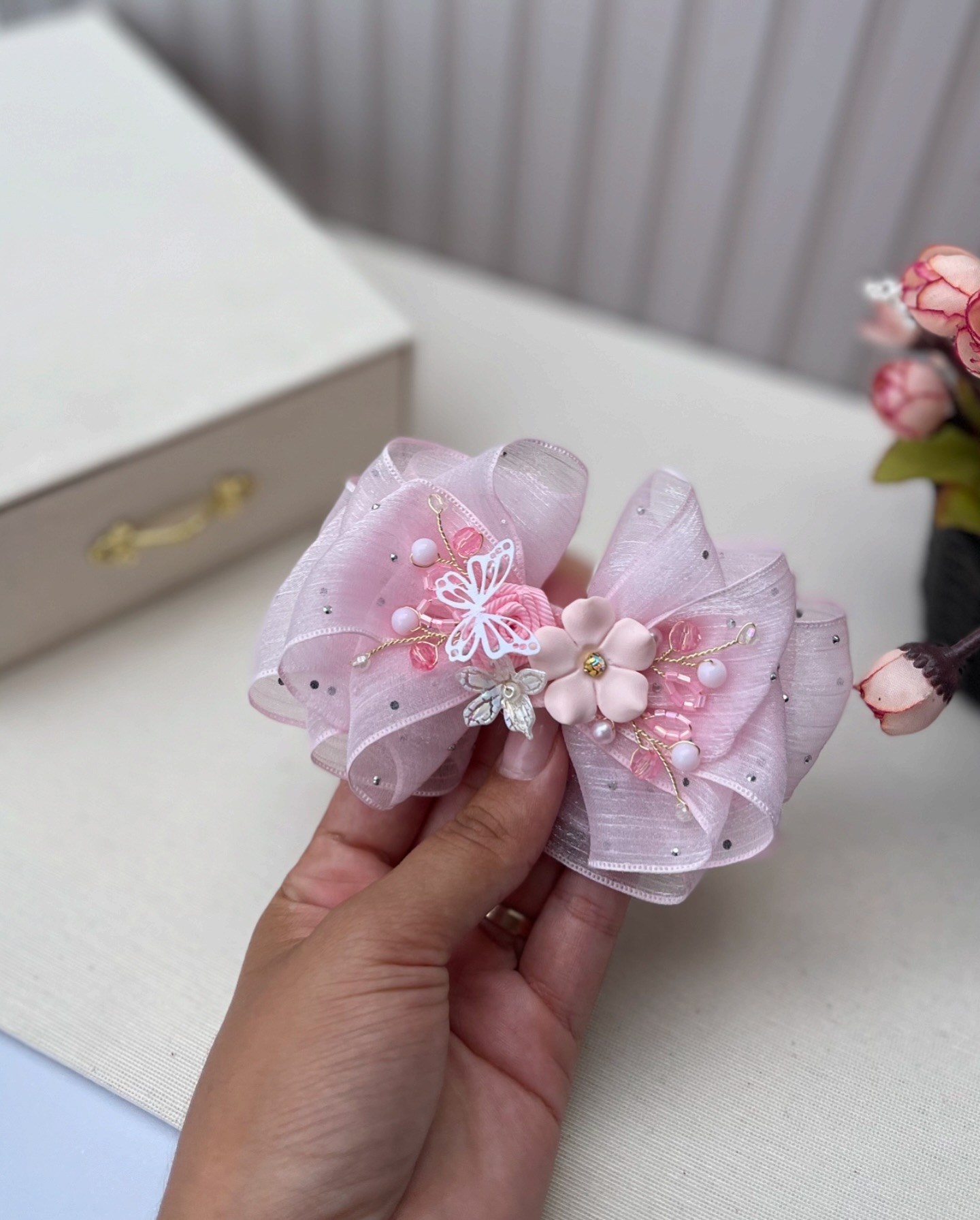 Laço rosa delicado com borboletas e pérolas