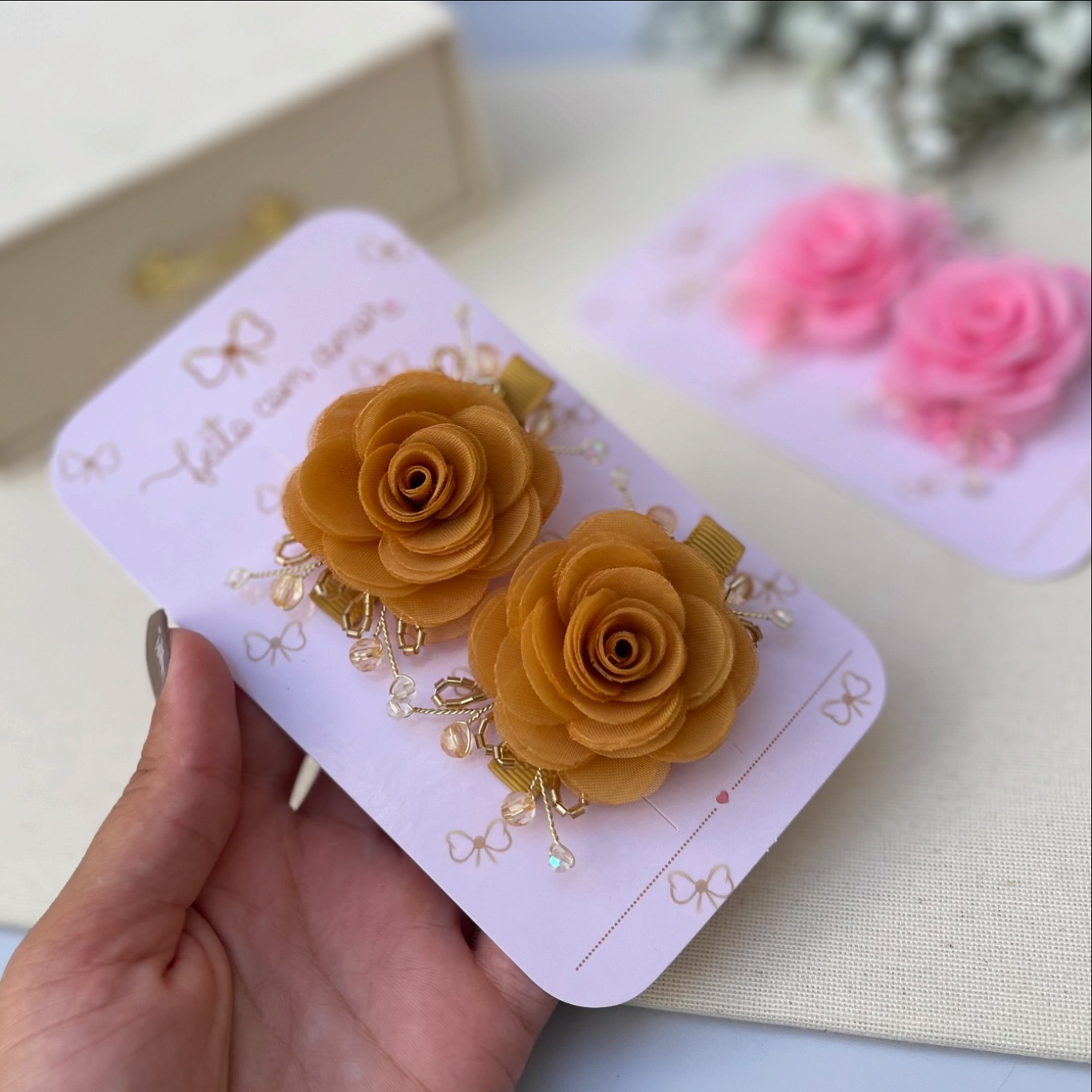 Laço dourado com rosas em cartão decorado